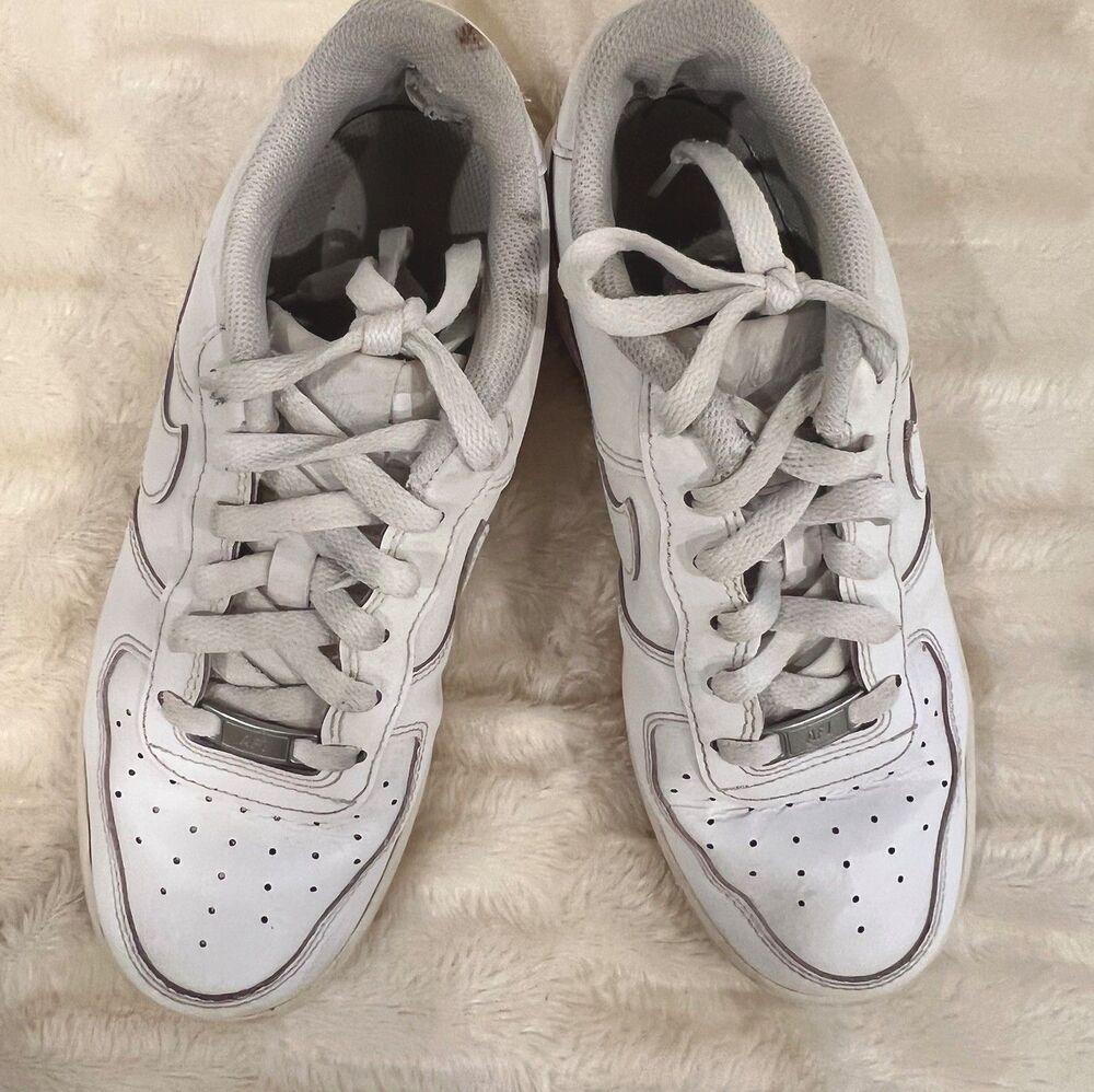 Nike Air Force 1 Low 07 Triple White Classic Sneaker AF1 Low-Top White Size 5.5Y - Picture 1 of 10